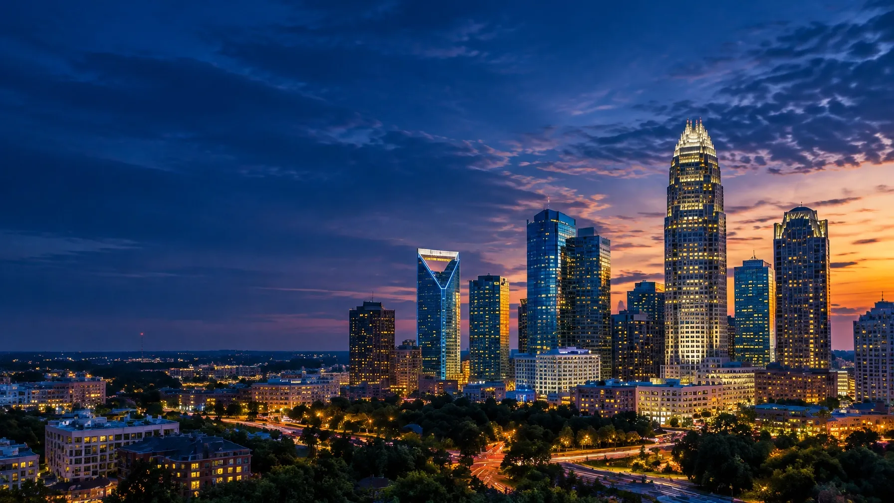 Vista del centro de Charlotte, Carolina del Norte al anochecer